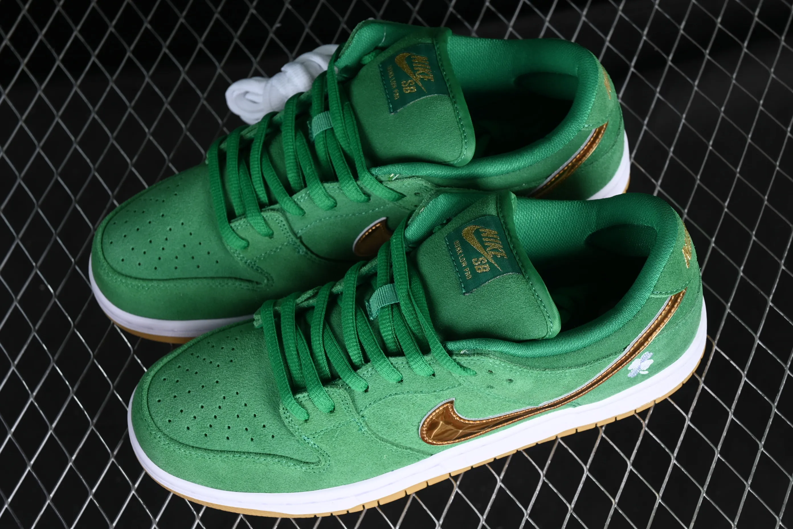 All categories Nk SB Dunk series Nk SB Dunk Low low-top sneakers Y version Nk SB Dunk Low Pro green gold SB smashed backboard fashion casual sneakers BQ6817-303